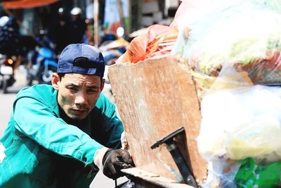 Người lao động mong mỏi tăng lương tối thiểu trước thực tế giá cả tăng hằng ngày. 