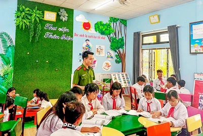 Thượng úy Khuất Việt Anh tham gia các hoạt động cộng đồng cùng các em học sinh vùng cao. Ảnh: NVCC