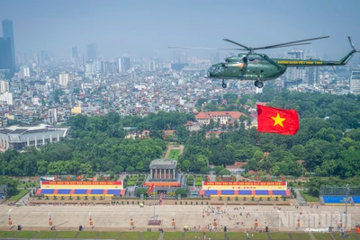 Biên đội trực thăng bay ngang qua Quảng trường Ba Đình sáng 24/8.