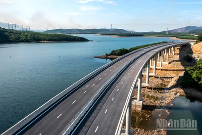 [Ảnh] Tuyệt đẹp tuyến đường cao tốc Vũng Áng-Bùng trước ngày thông xe