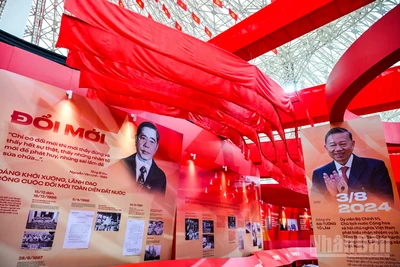 [Ảnh] Rực rỡ sắc đỏ triển lãm 95 năm Cờ Đảng soi đường trước giờ khai mạc 