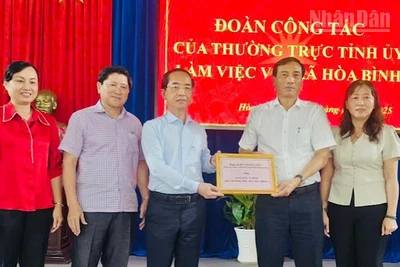 Nhân dịp đến làm việc tại xã Hòa Bình, Đoàn công tác của Thường trực Tỉnh ủy Cà Mau đã hỗ trợ 40 máy vi tính cho Thư viện Trường Tiểu học Hòa Bình A. Nguồn kinh phí do lãnh đạo Ủy ban nhân dân dân tỉnh vận động, tài trợ.