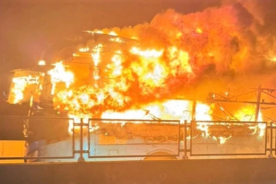 Chiếc xe ô-tô khách bốc cháy ngùn ngụt. (Ảnh: CTV)