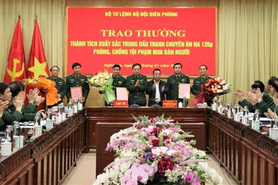 Thiếu tướng Nguyễn Văn Thiện, Phó Tư lệnh Bộ đội Biên phòng trao thưởng Ban chuyên án và lực lượng tham gia đấu tranh Chuyên án NA126p.