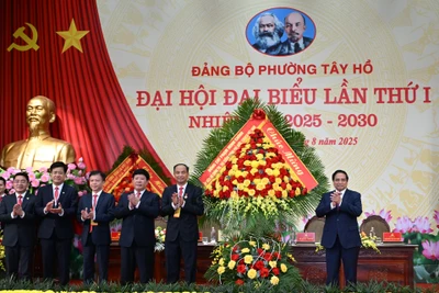 Thủ tướng Phạm Minh Chính tặng hoa chúc mừng Đại hội đại biểu Đảng bộ phường Tây Hồ lần thứ I, nhiệm kỳ 2025-2030.