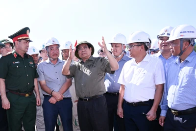 Thủ tướng Phạm Minh Chính trao đổi với các lực lượng, đơn vị thi công Dự án trên công trường.