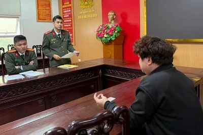 Tổ công tác Phòng An ninh chính trị nội bộ, Công an tỉnh Nghệ An ra quyết định xử phạt vi phạm hành chính đối với P.V.H. (Ảnh: HUYỀN THƯƠNG)