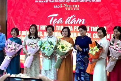 Tổng Biên tập Báo Phụ nữ Thủ đô Lê Quỳnh Trang và Phó Chủ tịch Thường trực Hội Nhà báo thành phố Hà Nội Kiều Thanh Hùng tặng hoa các khách mời tham gia tọa đàm.