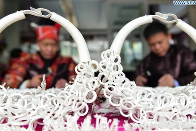 Các thợ thủ công chế tác trang sức bạc tại một cửa hàng bạc ở tỉnh Quý Châu, tây nam Trung Quốc. (Ảnh: Xinhua)