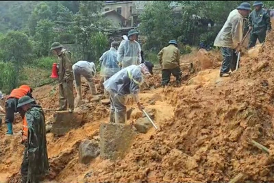 Lực lượng chức năng nỗ lực tìm kiếm 4 người mất tích do sạt lở đất tại xã Lũng Cú, tỉnh Tuyên Quang.