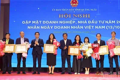 Lãnh đạo tỉnh trao tặng bằng khen cho các doanh nghiệp có thành tích thực hiện tốt chính sách, pháp luật thuế.