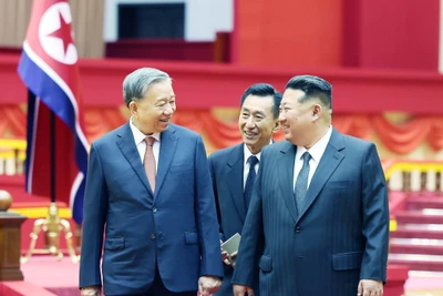 Tổng Bí thư Đảng Lao động Triều Tiên, Chủ tịch Quốc vụ nước Cộng hòa Dân chủ Nhân dân Triều Tiên Kim Jong Un đón Tổng Bí thư Tô Lâm. (Ảnh: Thống Nhất/TTXVN) 