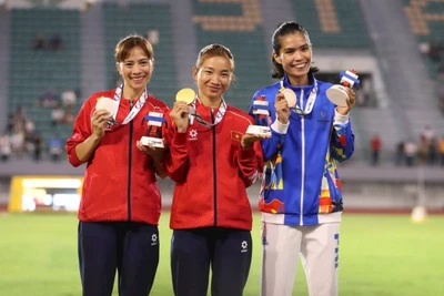 Nguyễn Thị Oanh, Đoàn Thu Hằng (bên trái) đoạt Huy chương Vàng và Bạc chạy 3.000m vượt chướng ngại vật.