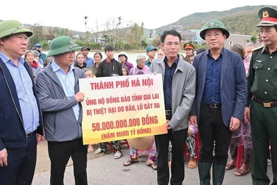 Lãnh đạo Thành ủy Hà Nội trao 50 tỷ đồng của thành phố Hà Nội ủng hộ đồng bào tỉnh Gia Lai bị thiệt hại do mưa lũ.