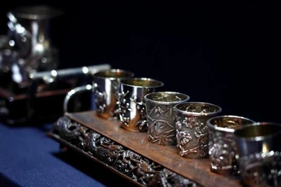 Bộ sưu tập đồ dùng pha trà bằng bạc do Trung Quốc sản xuất được trưng bày tại một triển lãm ở Bảo tàng Tây An (Trung Quốc) năm 2019. (Ảnh: Tân Hoa xã) 