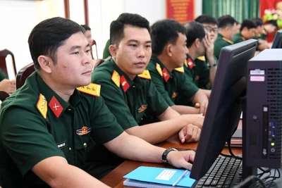Cán bộ, chiến sĩ Bộ Chỉ huy quân sự tỉnh An Giang tham gia tập huấn “Bình dân học vụ số”. (Ảnh: TTXVN)