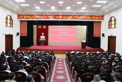 Các đại biểu dự hội nghị tiếp xúc cử tri.