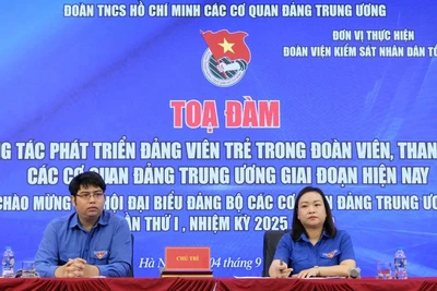Các đồng chí chủ trì buổi tọa đàm.