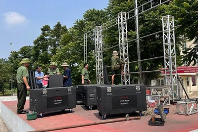 Đại diện Công an tỉnh và Văn phòng đại diện Báo Nhân Dân tại Phú Thọ kiểm tra việc lắp đặt màn hình LED tại chương trình "Cùng Việt Nam tiến bước".