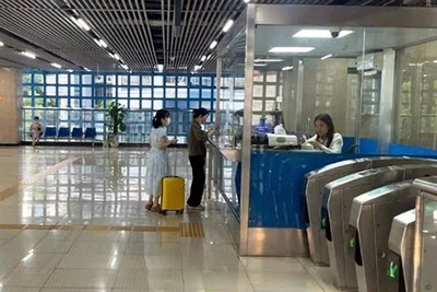 Người dân xếp hàng mua vé đi tàu.