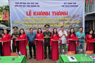 Các đại biểu cắt băng khánh thành công trình xóa nhà tạm, nhà dột nát tại xã Trường Sơn, tỉnh Quảng Trị. 