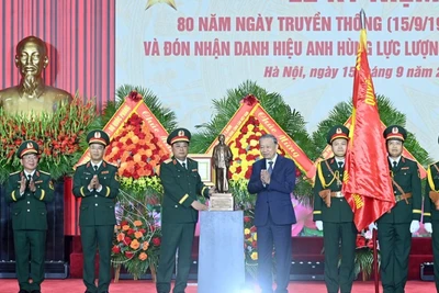 Tổng Bí thư Tô Lâm trao bức tượng Bác Hồ về thăm quê tặng Tổng cục Công nghiệp quốc phòng. (Ảnh: ĐĂNG KHOA)