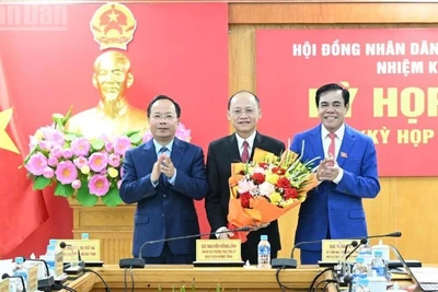 Các đồng chí Thường trực Tỉnh ủy Hà Tĩnh tặng hoa chúc mừng tân Chủ tịch Hội đồng nhân dân tỉnh Hà Tĩnh.