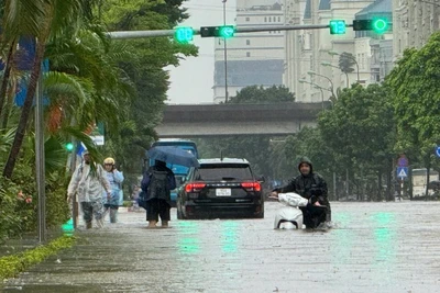 Khu vực tuyến phố Dương Đình Nghệ - Vành đai 3 trên cao (đoạn gần tòa nhà Keangnam) ngập sâu trong nước. (Ảnh: NGUYỄN HẢI)