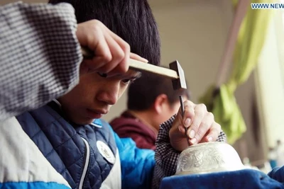 Thợ thủ công chế tác trang sức bạc tại tỉnh Quý Châu, tây nam Trung Quốc. (Ảnh: Xinhua)