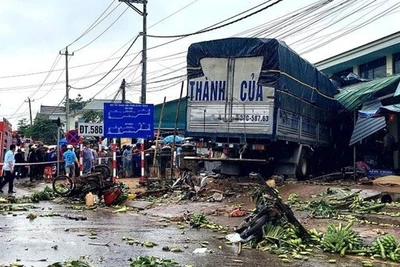 Hiện trường vụ tai nạn giao thông nghiêm trọng tại Quảng Trị. (Ảnh: VGP)