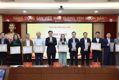 Bí thư Thành ủy Hà Nội Nguyễn Duy Ngọc tặng Bằng khen cho các tập thể có thành tích xuất sắc trong giải phóng mặt bằng đường Vành đai 1, đoạn Hoàng Cầu-Voi Phục.