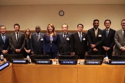 Đồng chí Lê Hoài Trung, Bí thư Trung ương Đảng, Quyền Bộ trưởng Ngoại giao và các đại diện quốc tế tại Lễ khai mạc Hội nghị Hà Nội trong khuôn khổ Tuần lễ cấp cao Đại hội đồng Liên hợp quốc lần thứ 80, ngày 22/9/2025. (Ảnh: VNA)