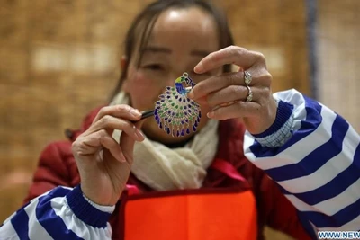 Một nghệ nhân đang làm một chiếc bông tai bằng bạc tại tỉnh Quý Châu, tây nam Trung Quốc. (Ảnh: Xinhua)