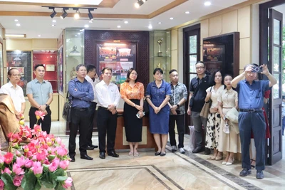 Đoàn học viên lớp Nghiệp vụ Quản lý nhà nước về báo chí tham quan Nhà Truyền thống Báo Nhân Dân. 