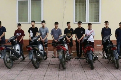 Các đối tượng cùng xe máy tang vật tại cơ quan Công an.