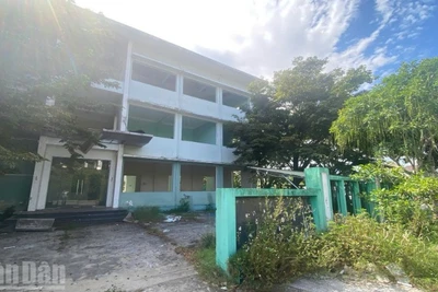 Sau đúng 30 tháng kể từ ngày bàn giao, công trình không những không được đưa vào sử dụng mà trái lại đã bị đập phá, lấy cắp, biến thành bãi rác, ngập mùi xú uế. (Ảnh: DƯƠNG QUANG TIẾN)