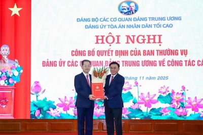 Thường trực Ban Bí thư Trần Cẩm Tú trao quyết định cho đồng chí Nguyễn Văn Quảng. (Ảnh: MAI ĐỈNH)