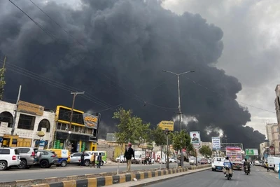 Khói bốc lên từ nhà máy điện Dhahban sau các cuộc không kích ở Thủ đô Sanaa của Yemen. (Ảnh: Tân Hoa xã)