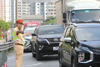 Cảnh sát giao thông điều hành giao thông tại các tuyến đường cửa ngõ Thủ đô. (Ảnh: PHONG ANH)
