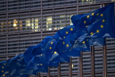 Cờ EU tung bay bên ngoài Trụ sở Ủy ban châu Âu ở Brussels, Bỉ. (Ảnh: Xinhua)