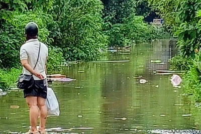 Đường vào Miêu Nha vẫn còn ngập rất sâu. (Ảnh: VĂN THỊNH)