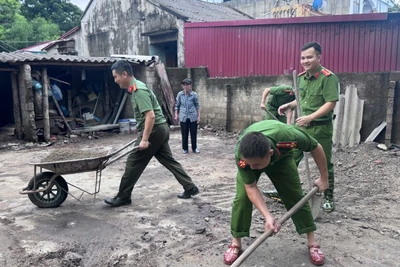 Công an xã Thanh Thịnh giúp hộ nghèo san gạt, tạo mặt bằng dựng nhà mới. (Ảnh: HÀ LƯỢNG)