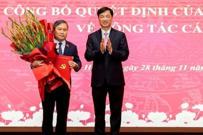 Bí thư Thành ủy Hà Nội Nguyễn Duy Ngọc chúc mừng đồng chí Vũ Đại Thắng.
