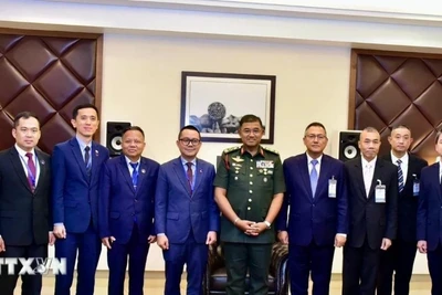 Tổng Tham mưu trưởng Lực lượng vũ trang Malaysia, Đại tướng Mohd Nizam bin Hj Jaffar (giữa) cùng Trưởng đoàn Thái Lan Trung tướng Nuttapong Praokaew (bên cạnh phải) và Trưởng đoàn Campuchia Thiếu tướng Sin Sokha (bên cạnh trái) cùng các thành viên của hai đoàn. (Ảnh: TTXVN phát)