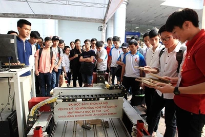 Sản phẩm Máy phay 4 trục BK CIM - CNC của Viện Cơ khí, Bộ môn Công nghệ chế tạo máy, Trường đại học Bách khoa Hà Nội trưng bày tại Triển lãm thành tựu khoa học công nghệ nhân dịp ngày thành lập trường. (Ảnh: TTXVN)