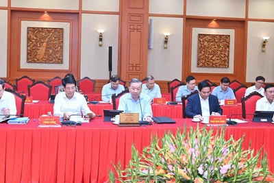 Tổng Bí thư Tô Lâm và các đồng chí lãnh đạo Đảng, Nhà nước chủ trì cuộc làm việc với Ban Thường vụ Đảng ủy Công an Trung ương. (Ảnh: ĐĂNG KHOA)