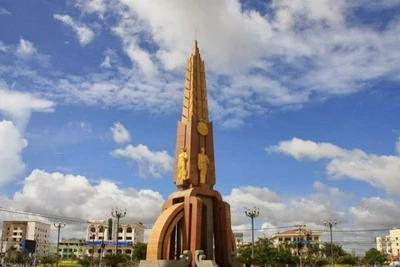 Tượng đài mang dáng hình cây đước vươn cao trên bầu trời tại trung tâm đô thị Cà Mau, được nhiều người đánh giá là một tượng đài đẹp, ý nghĩa. (Ảnh CTV)