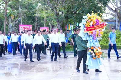 Tổng Bí thư Tô Lâm cùng các đồng chí lãnh đạo Đảng, Nhà nước và các đại biểu về dâng hoa, dâng hương tưởng niệm Chủ tịch Hồ Chí Minh.