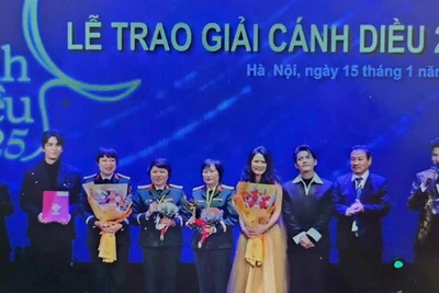 Đoàn phim "Mưa đỏ" nhận giải Cánh diều vàng 2025 cho Phim truyện điện ảnh xuất sắc. (Nguồn: Báo Quân đội Nhân dân)