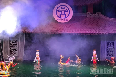 Trình diễn rối nước tại Nhà hát múa rối Thăng Long.